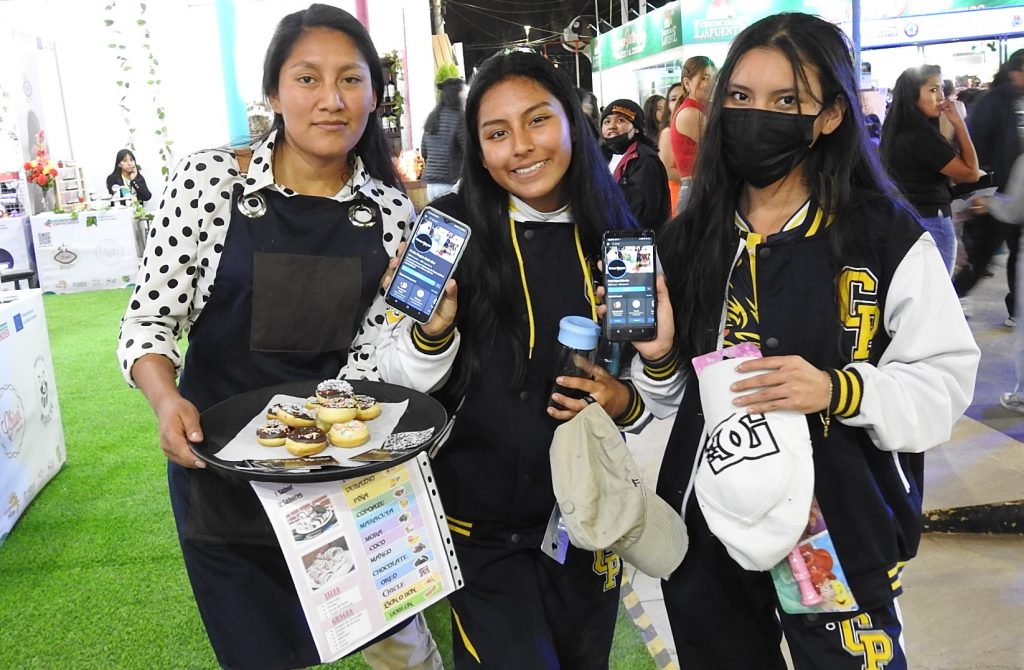 Mujeres y jóvenes emprendedores de ocho municipios de Bolivia se reúnen en una feria, en La Paz